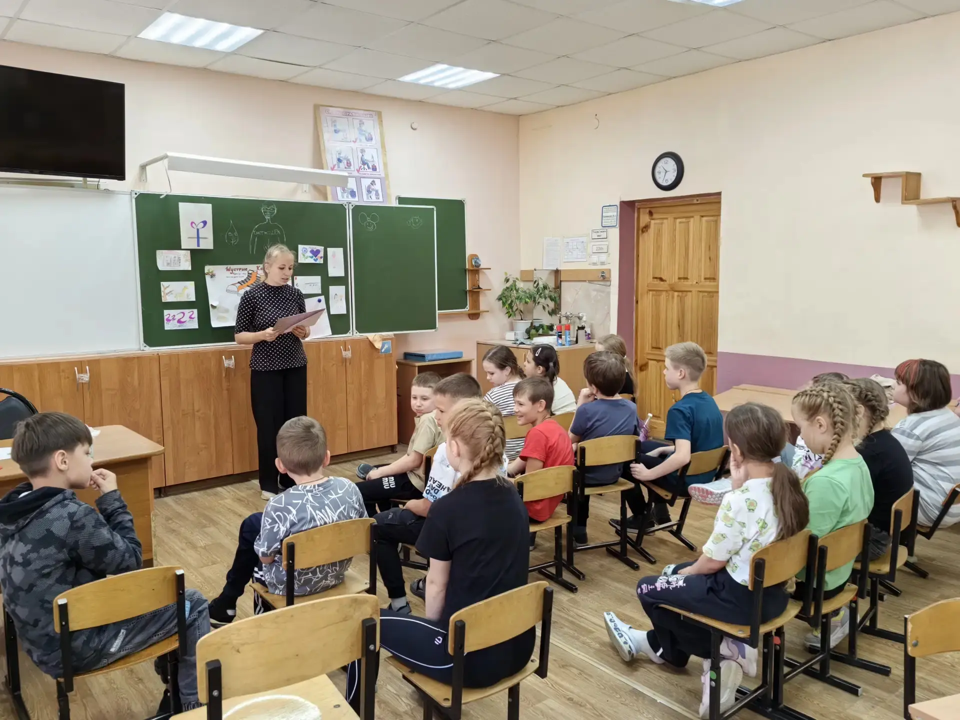 В нашем пришкольном лагере "Забава" сегодня, 17 июня, рисовали и говорили о животных.
 Вместе с педа