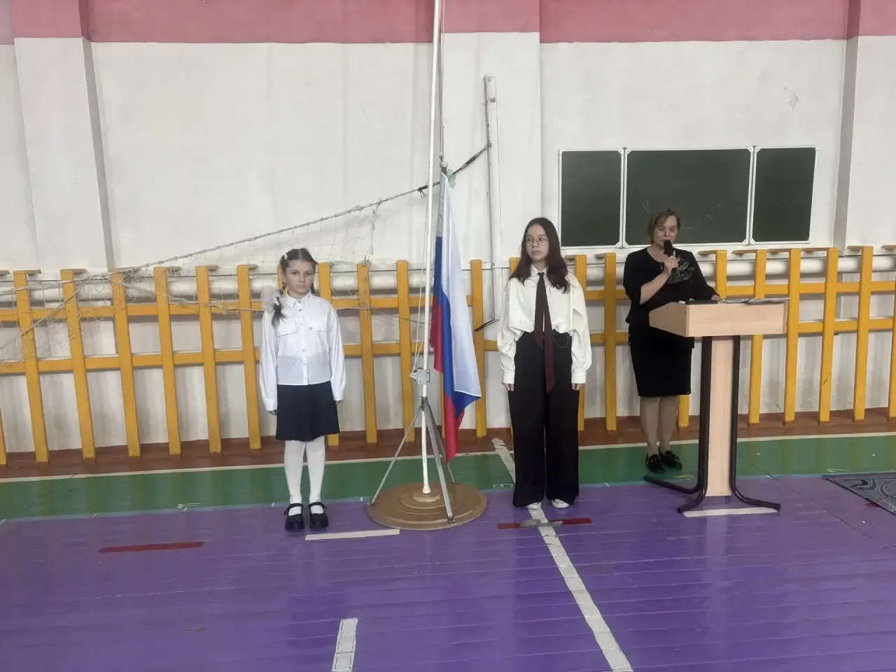 ✨ЛИНЕЙКА ПОДНЯТИЯ ФЛАГА РФ🇷🇺 ✨Новая учебная неделя традиционно началась с торжественной линейки подн