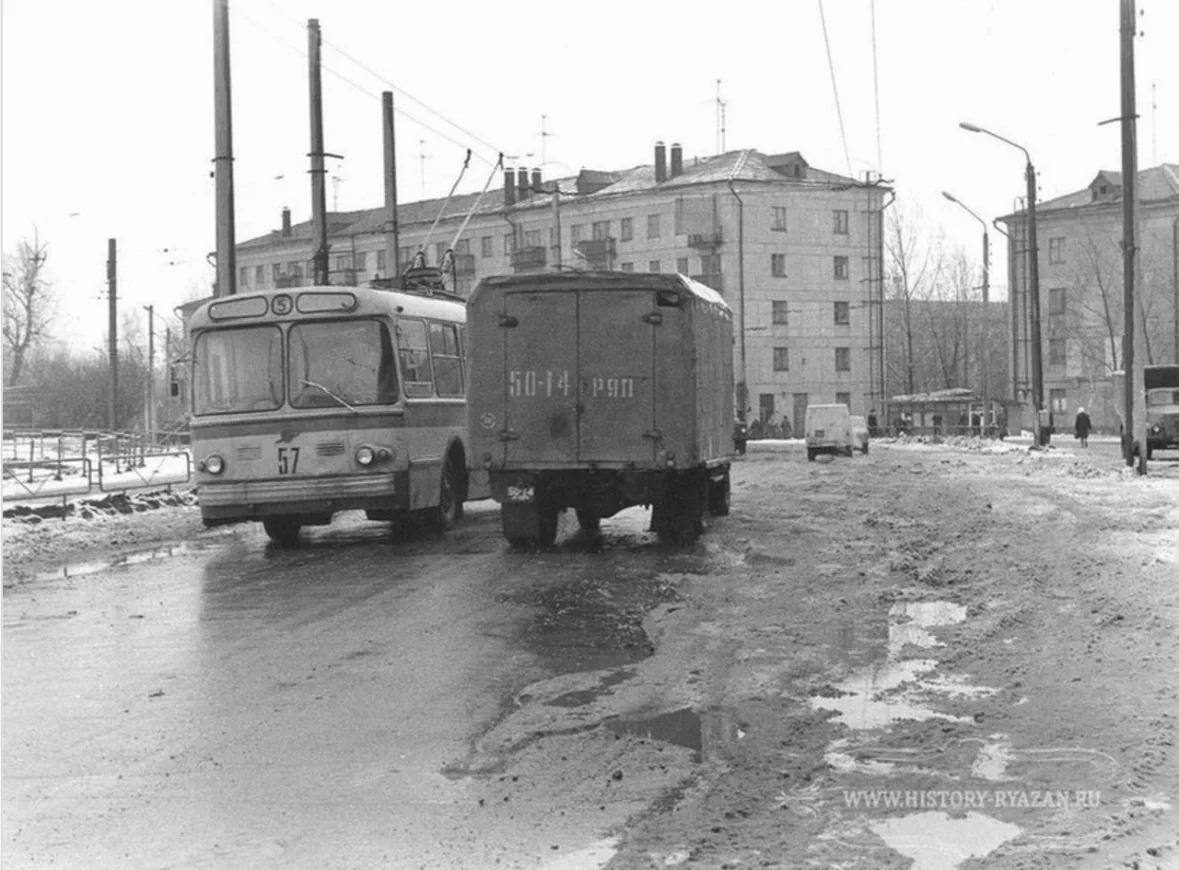 ул.Вокзальная 1973 год Торговый городок. Весенний разлив 1970 год Три подружки у гастронома на Театр