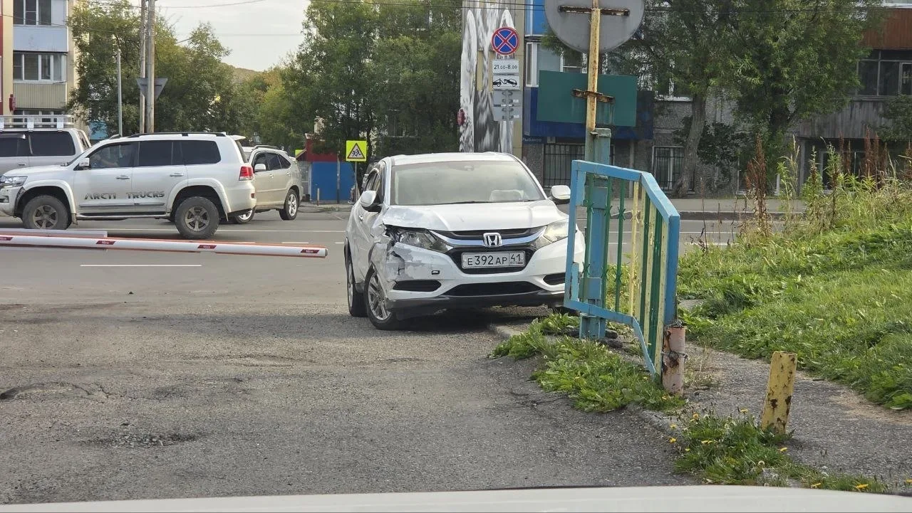 «Третьи сутки стоит на тротуаре»: жители проспекта Рыбаков жалуются на брошенное после ...