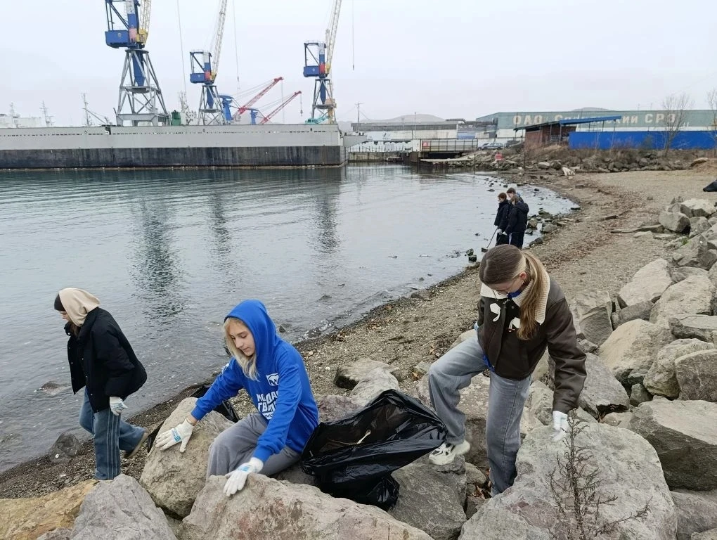 ♻️ Акция по очистке береговой линии и парка "Треуголка" от мусора прошла в Славянке  Мероприятие при