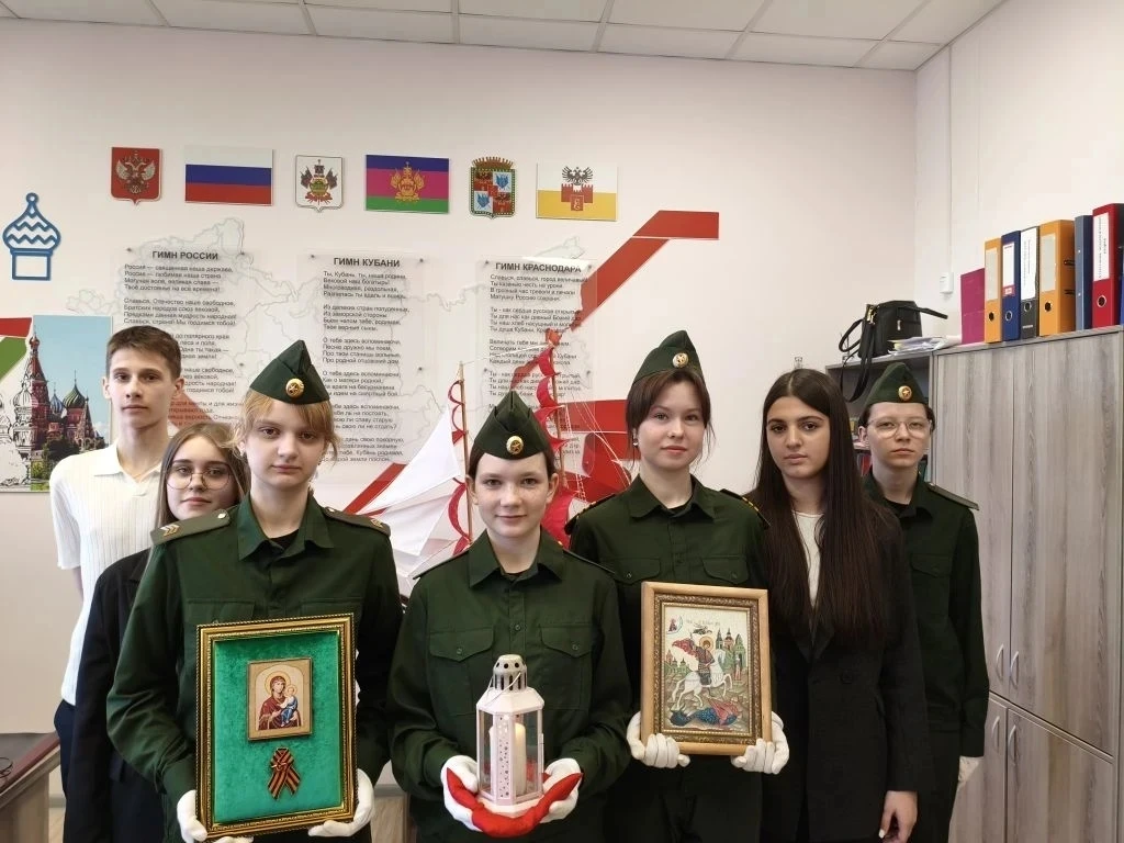 🏫 От 108-й к 20-й: эстафета поколений!  Юнармейцы МАОУ СОШ №108 торжественно передали символ акции «
