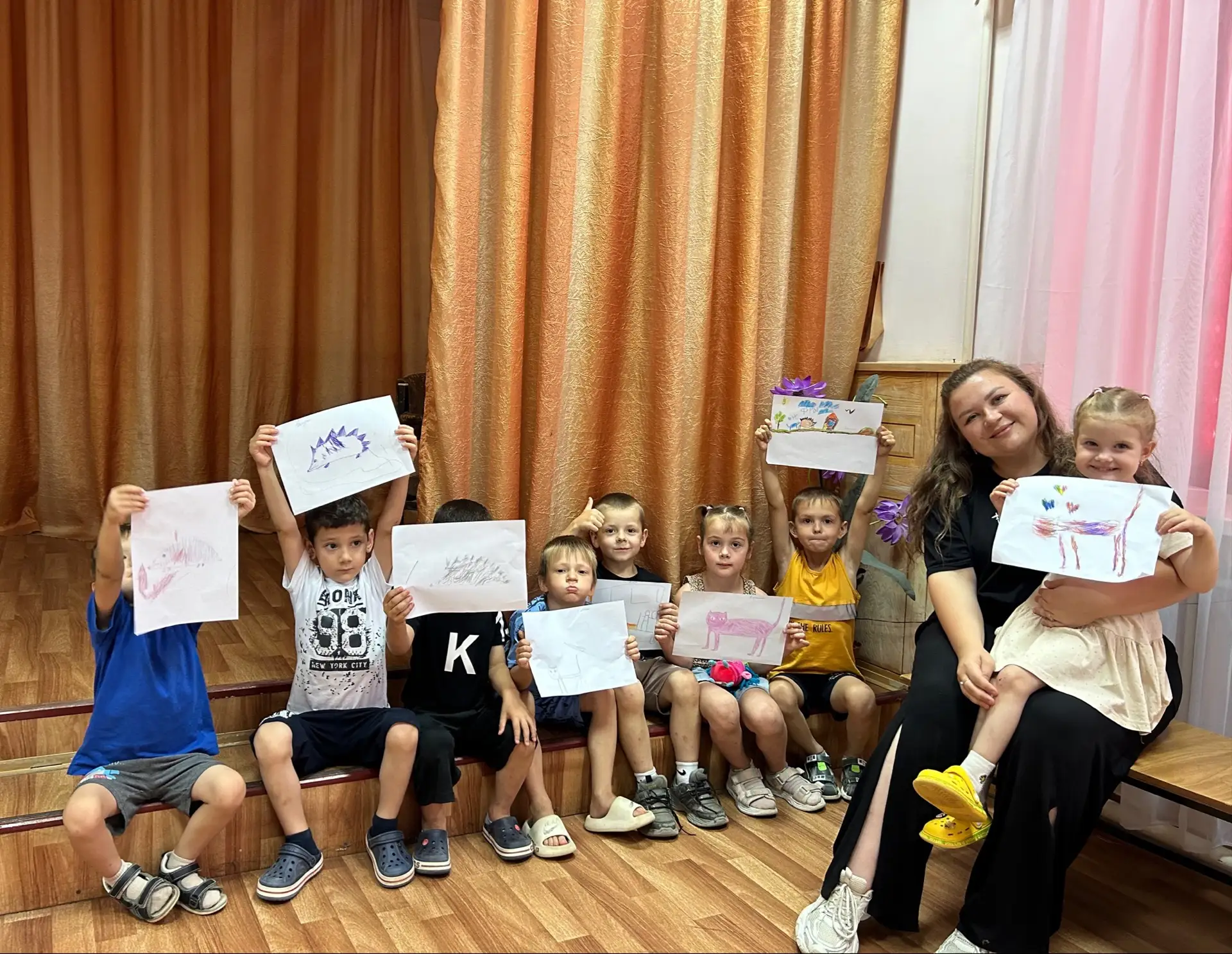 🎨 Сегодня стены Гашунского КДЦ превратились в настоящую картинную галерею! Прошел час творчества «П