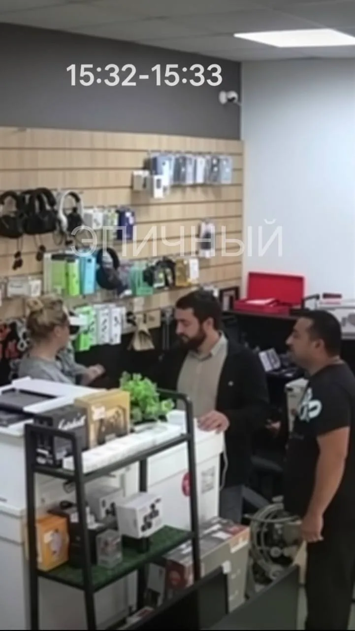 В Магазине на Российской какие-то животные «в шутку» домогались до девушки.