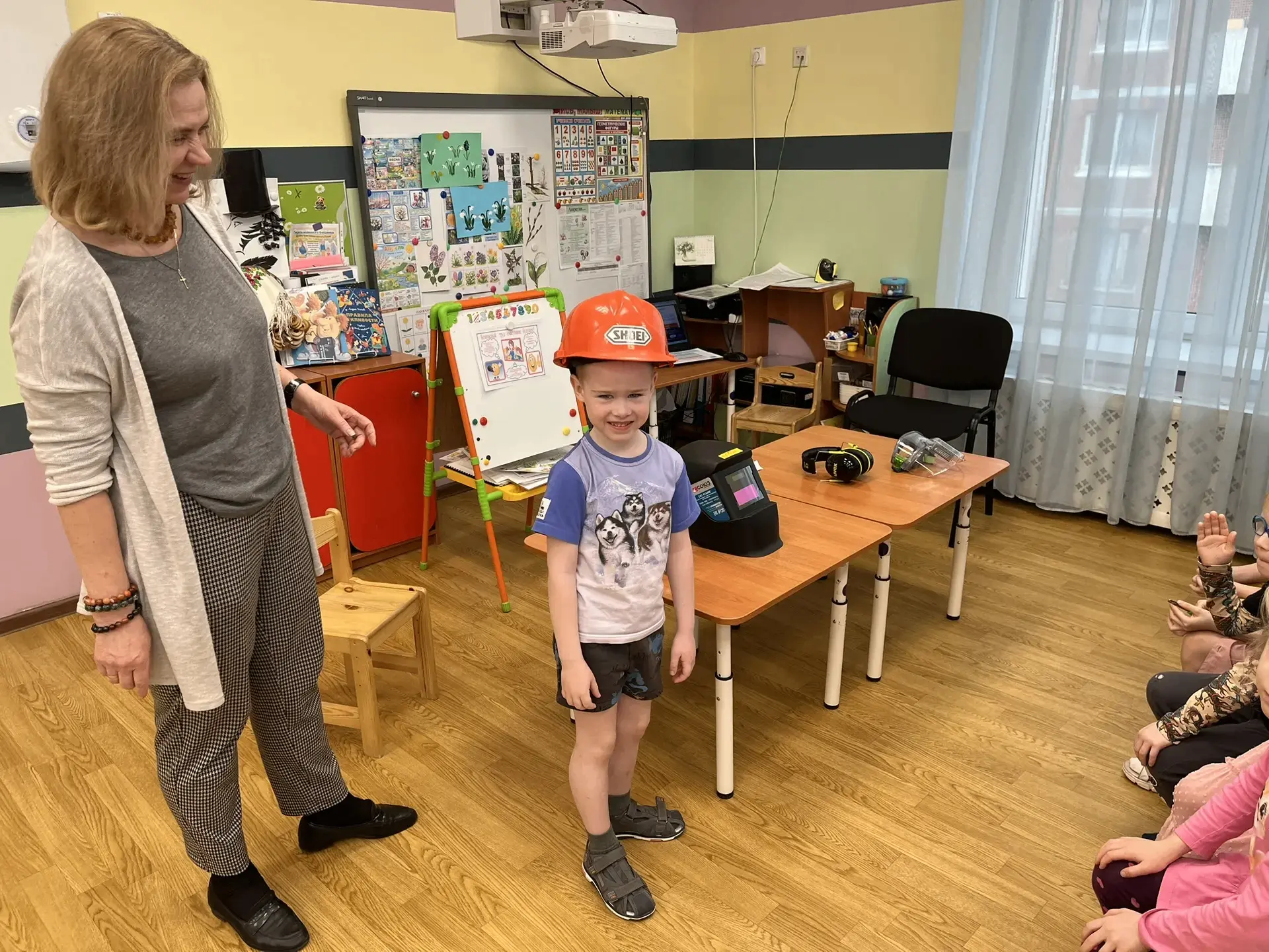 День охраны труда: малыши знакомятся с профессиями будущего.👍  28 апреля во всём мире ...