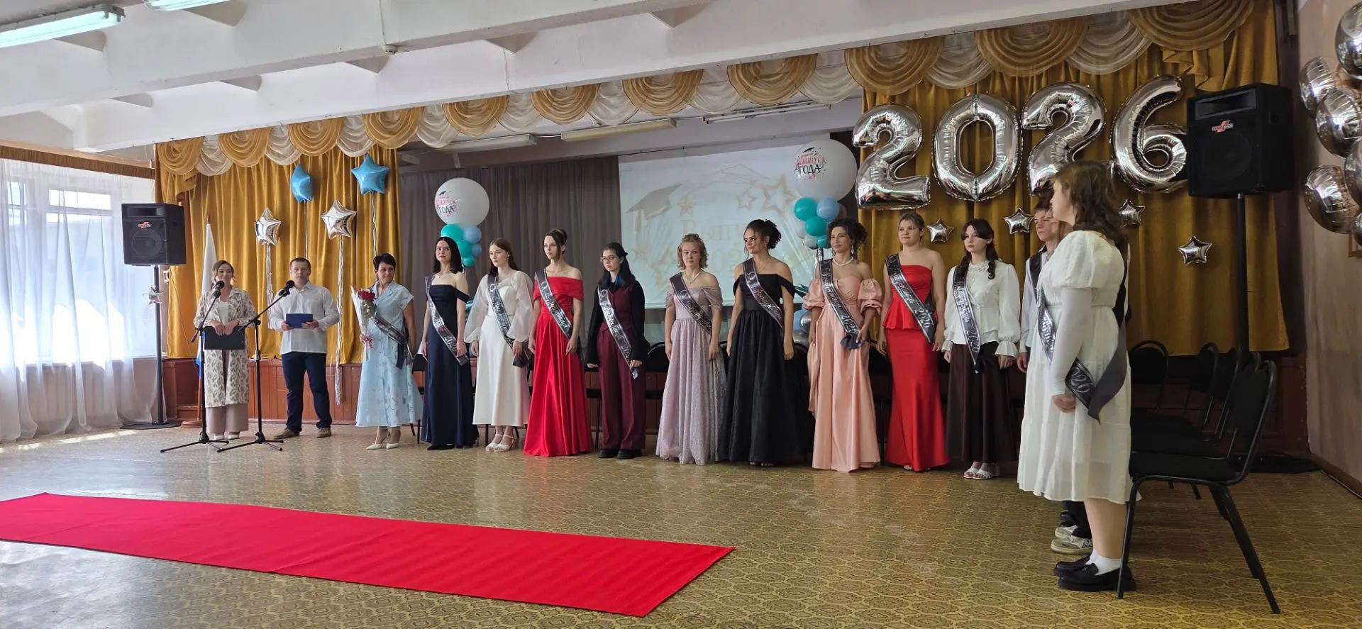 🎓 26 июня в нашей школе прогремел выпускной для 11-классников. Позади экзамены, вперед...