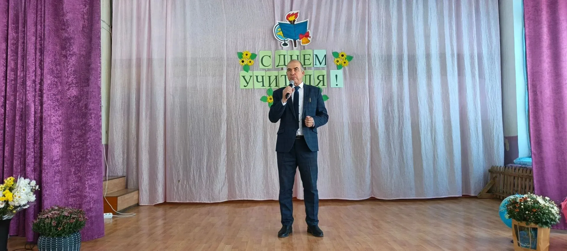 В День учителя Тойсинская средняя школа подарила своим педагогам большой праздничный ко...