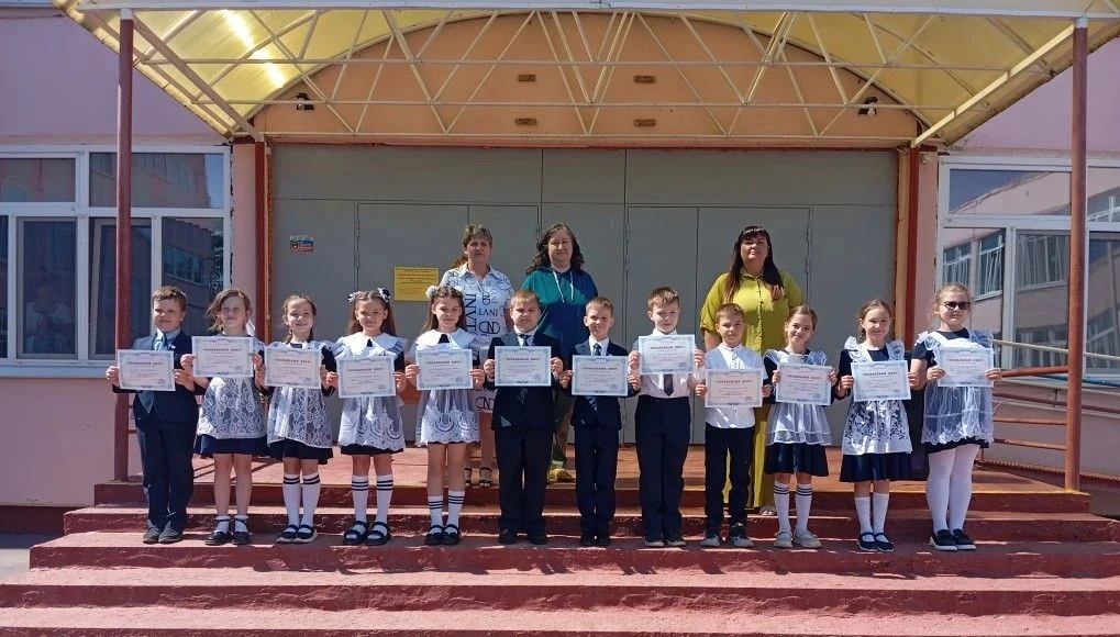 🎓 Ещё один учебный год — в копилке школьной жизни. 22 мая в 1 корпусе прошли итоговые линейки для уч