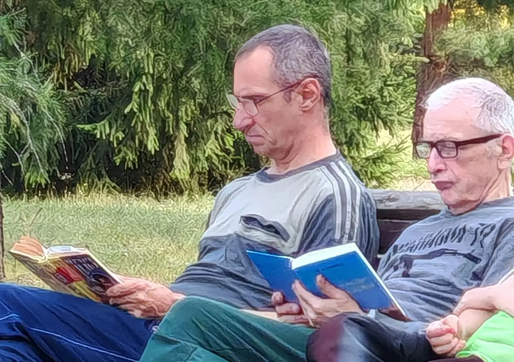 Чтение на свежем воздухе – один из вариантов досуга людей, проживающих в стационарном о...