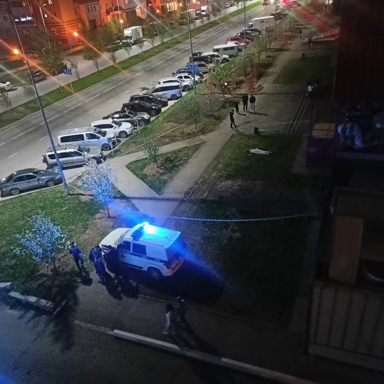 У нас на Артамонова, 4 опять из окна кто-то выпал. Насмерть. 5 подъезд. Скорая и полици...