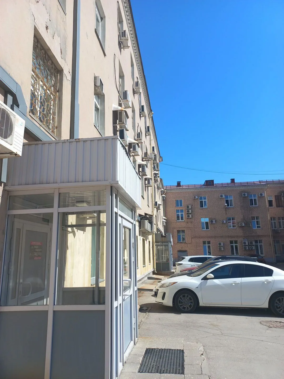 В Новокуйбышевске БПЛА попал в здание администрации города и территориального избиркома.