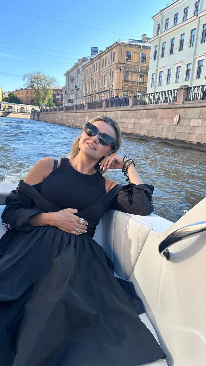 Сегодня мы много гуляли, разговаривали и плыли вдоль набережных Петербурга.