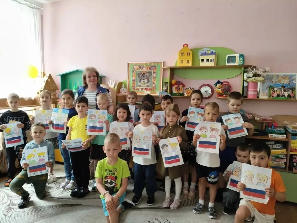 Всех мальчишек и девчонок,
Наших славных дошколят,
С днем России поздравляет
Наш любимый детский сад