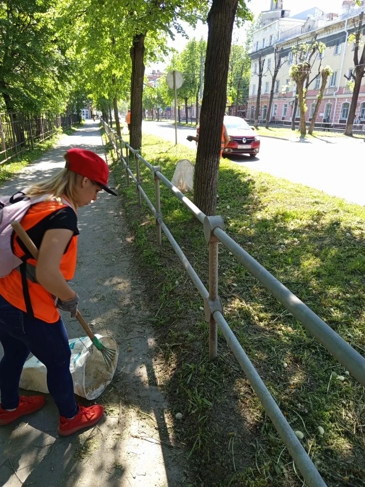 Дела городские, майские 🌸  Погода радует нас теплыми днями, а бригада озеленителей - цветами. Всеми 
