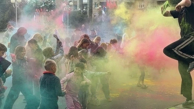 Вчера на центральной площади города Отрадного снова было ярко и весело! Фестиваль красо...
