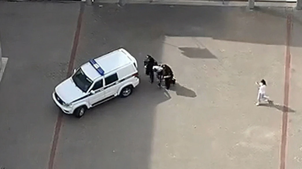 🚨🏫👺👮‍♂️Владимирцы стали свидетелями полицейской операции во дворе школы