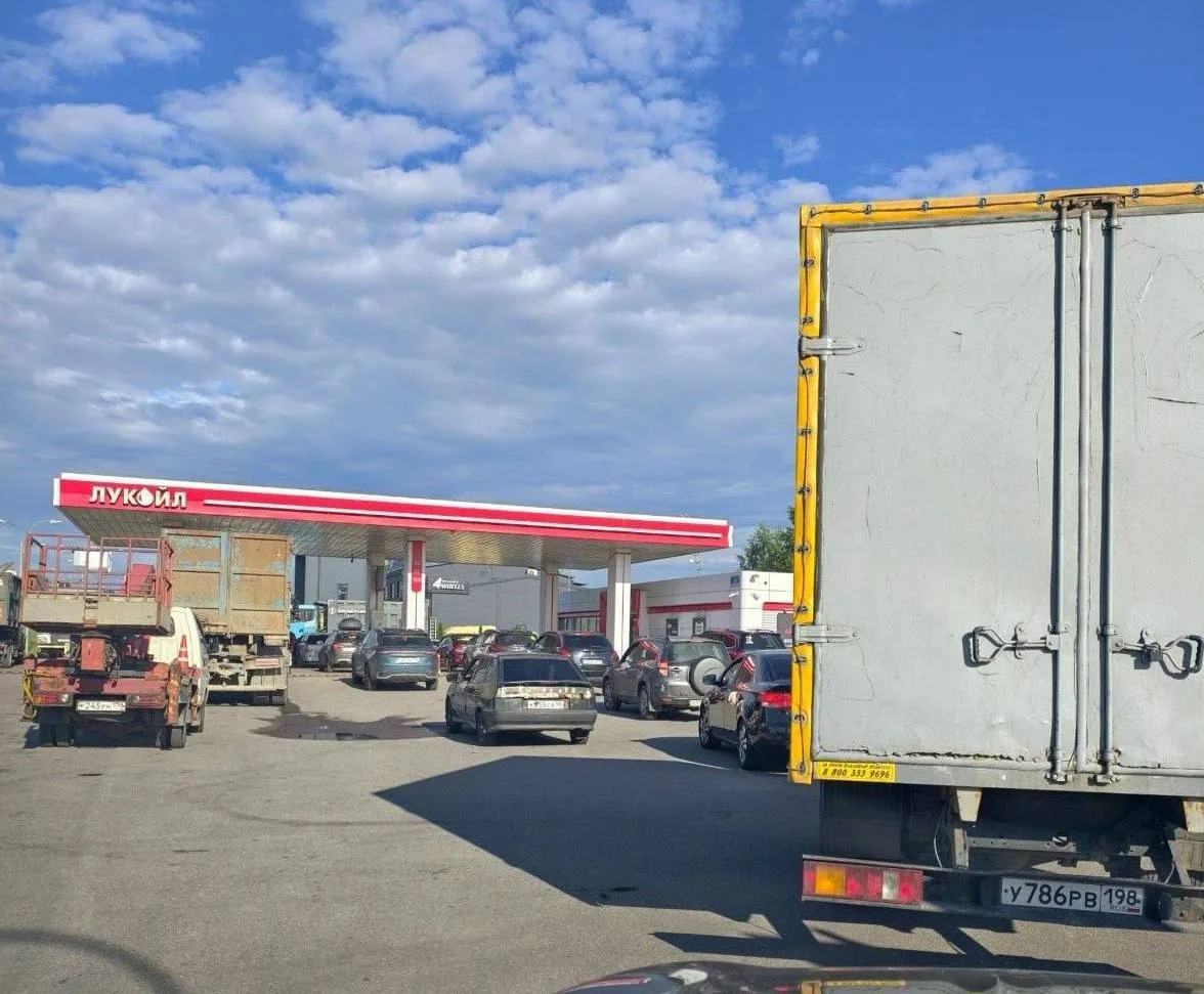 ⛽️Огромные очереди выстроились на АЗС в Кудрово.