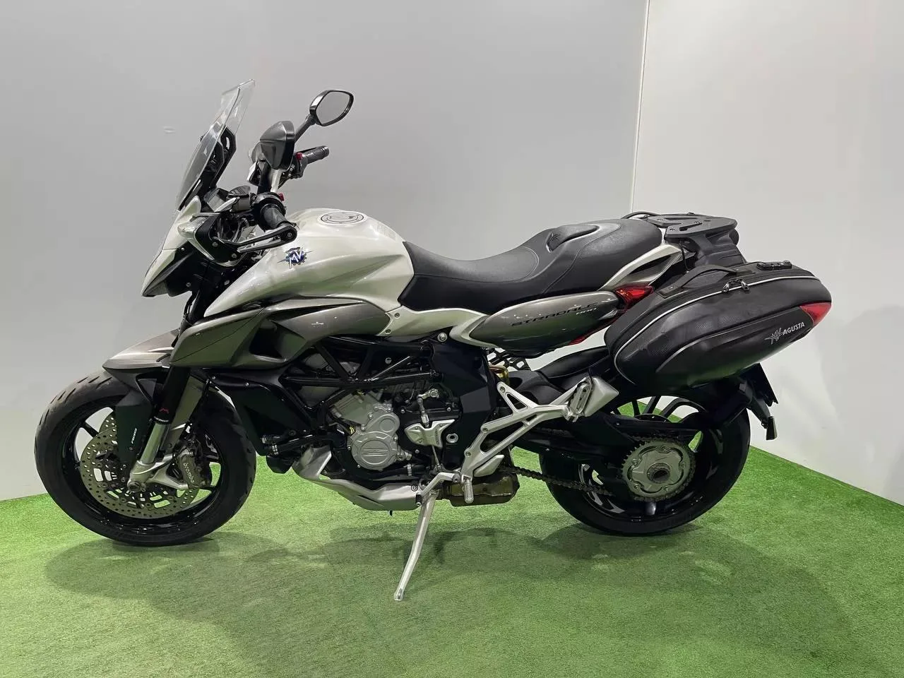 MV AGUSTA STRADALE 800 в наличии во Владивостоке  Характеристики:  - 2015 год - объем 800 см3 - Аукц
