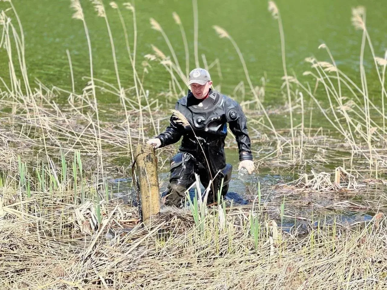 В Нижнем Новгороде начали подготовку пляжей к купальному сезону.  Водолазы приступили к очистке водо