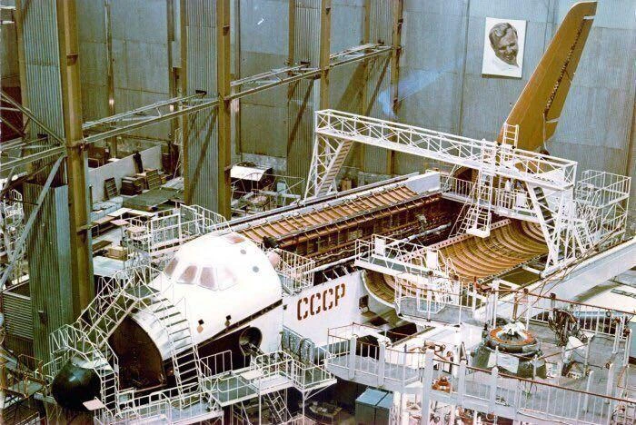 Сборка многоразового космического корабля "Буран", СССР, 1980–е.