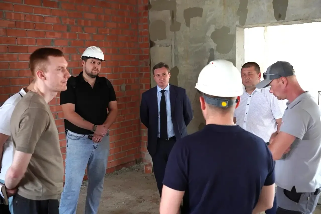 20 мая провел выездное рабочее совещание на объекте строительства детского сада на 220 ...