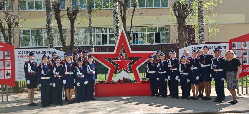 🇷🇺 В преддверии 9 Мая в нашей школе прошло торжественное возложение цветов к стеле «Боевой путь 324-