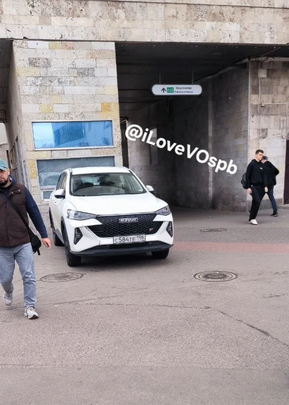 Чуть не задавили барышню на тротуаре у "Приморской".