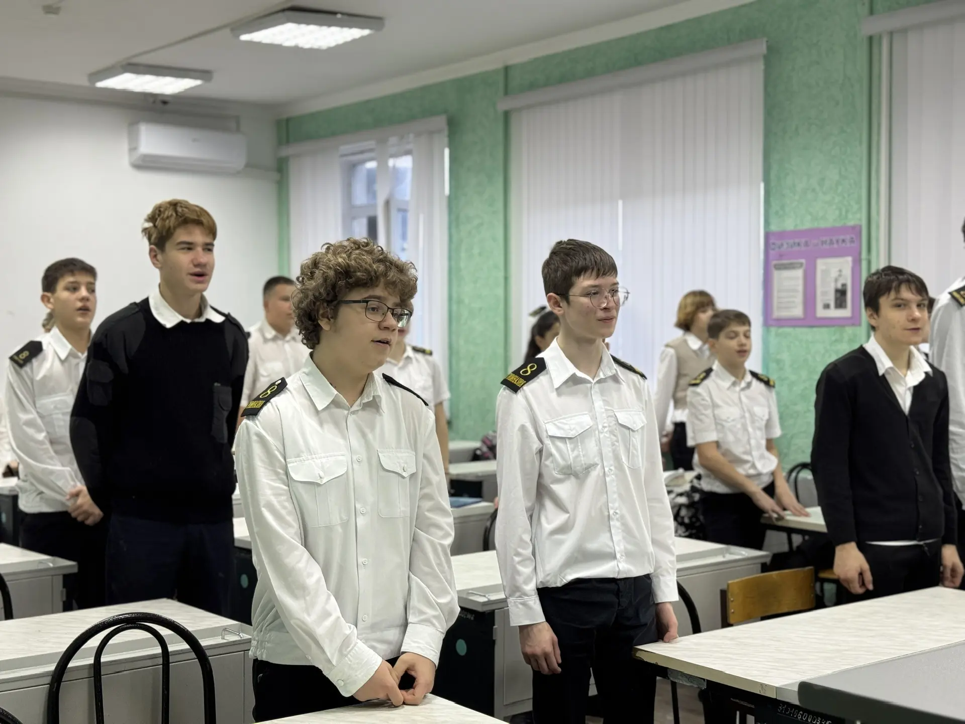 Гимназия! Внимание! Звучат Гимны Российской Федерации, Краснодарского края и города-героя Новороссий
