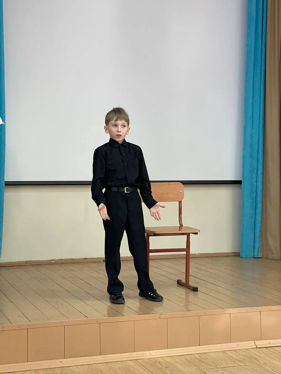 РУССКОЕ СЛОВО 🪶   Вчера состояла окружной этап конкурса чтецов «Русское слово»! 📚  Компетентное жюри