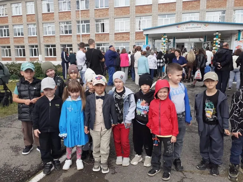Экскурсия детей подготовительной группы детского сада на праздничную линейку 1 сентября...