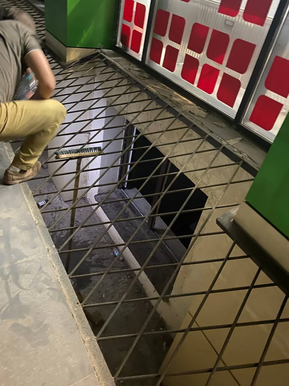 Со вчерашнего вечера котик в заточении на нижнем этаже под решеткой по адресу Проспект ...