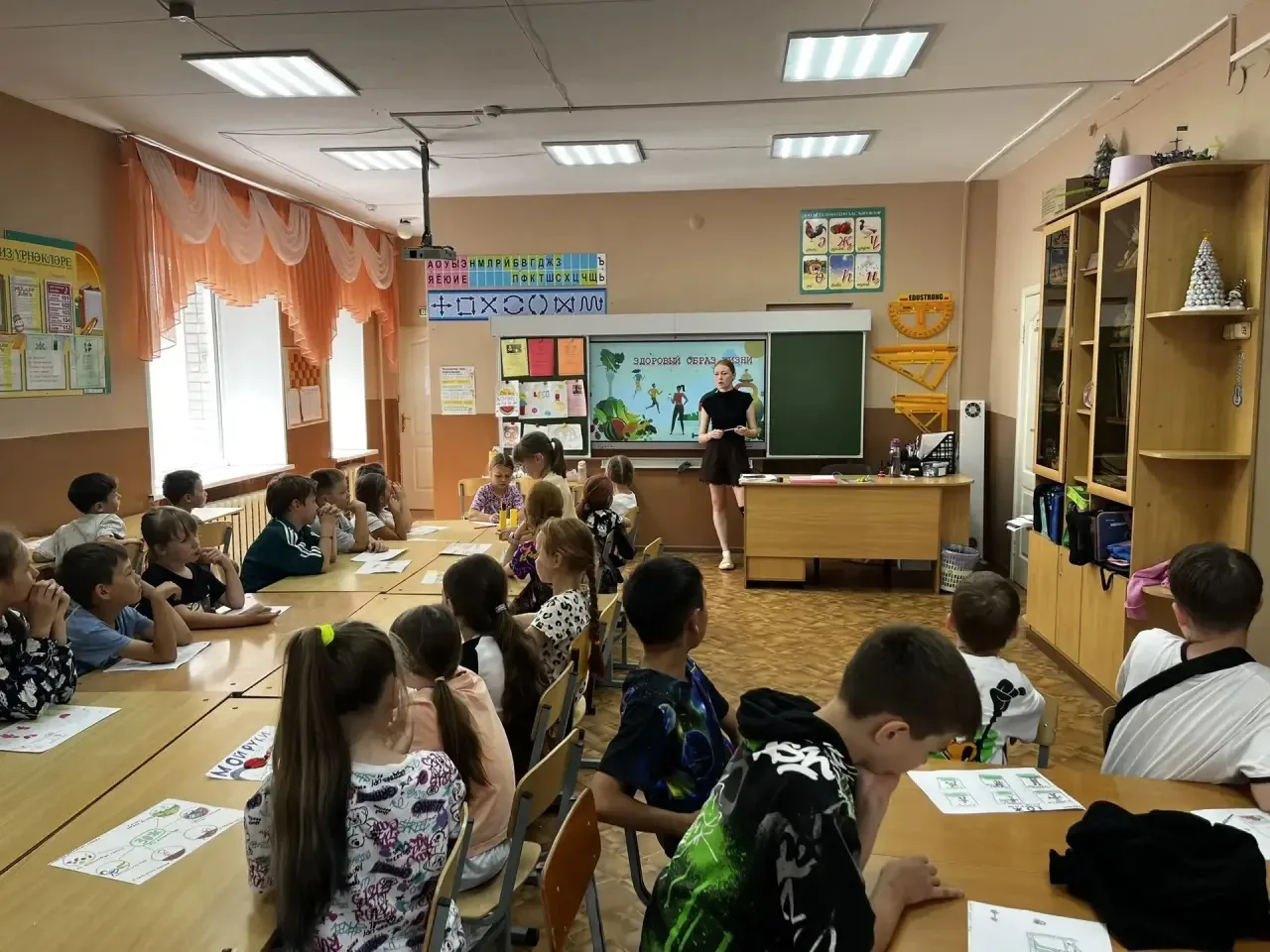 В пришкольном лагере «Цветик-семицветик» в рамках республиканской акции «Жизнь без наркотиков» прошё