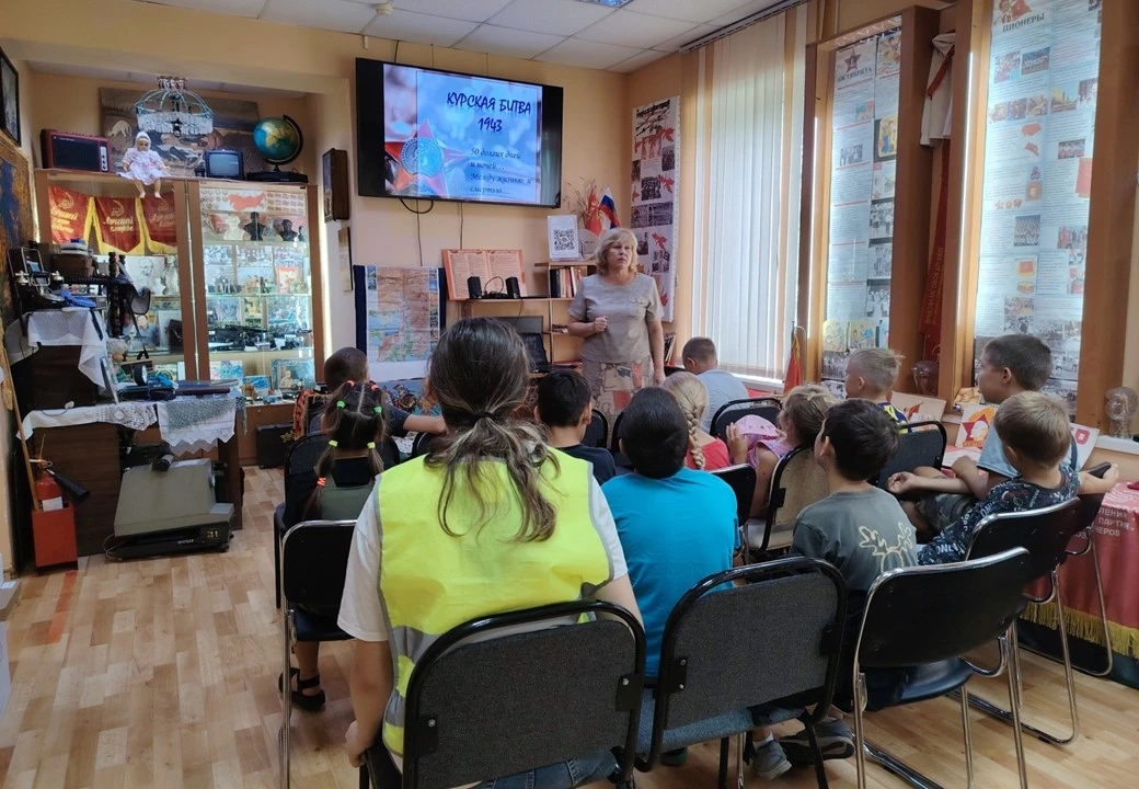 🇷🇺 В музее прошла познавательная беседа «Курская битва» для детей. Сотрудник музея ра...