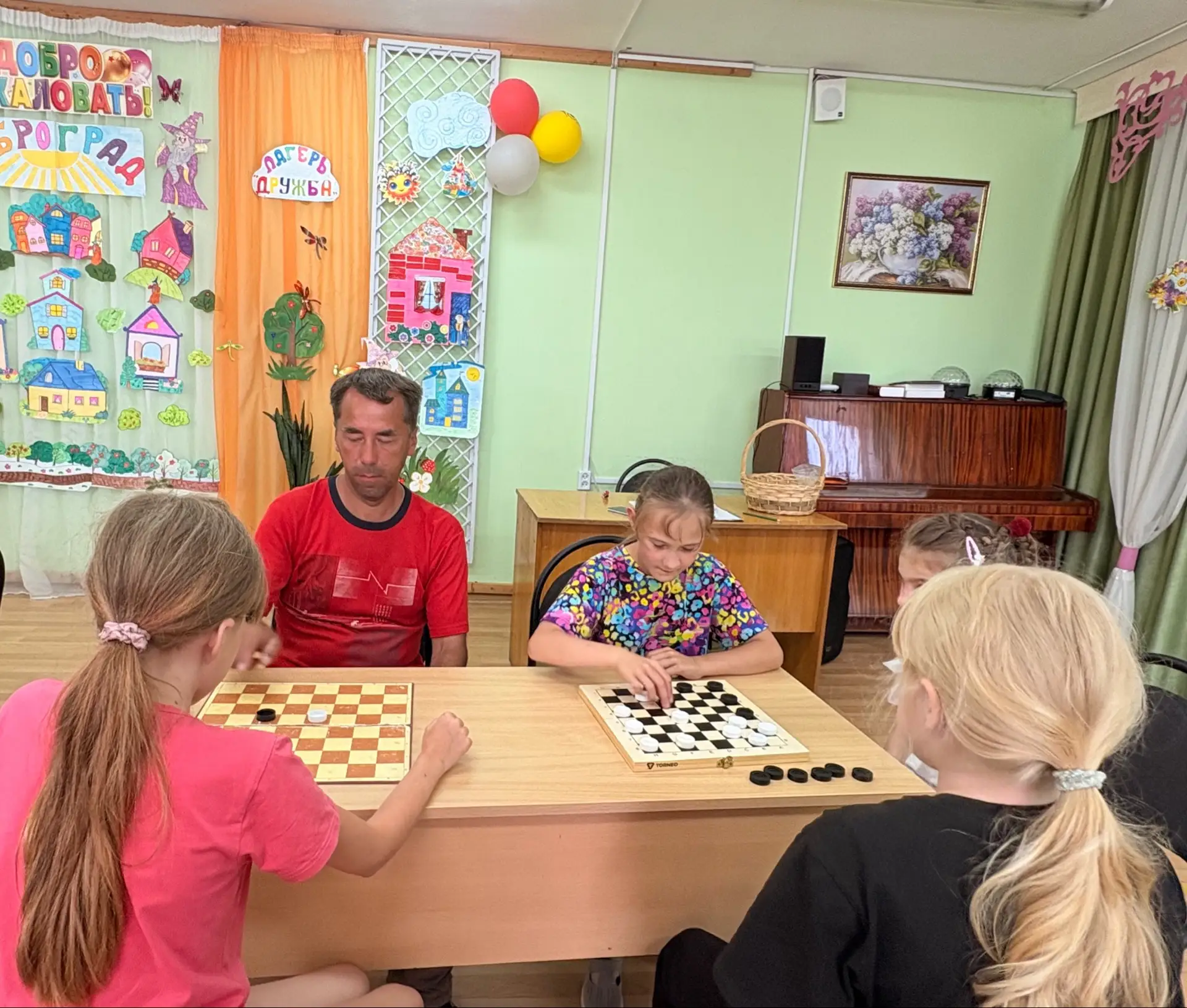 🥳Семейный шашечный турнир в рамках «Родительской гостиной».
✅Сегодня в нашем лагере состоялось заме