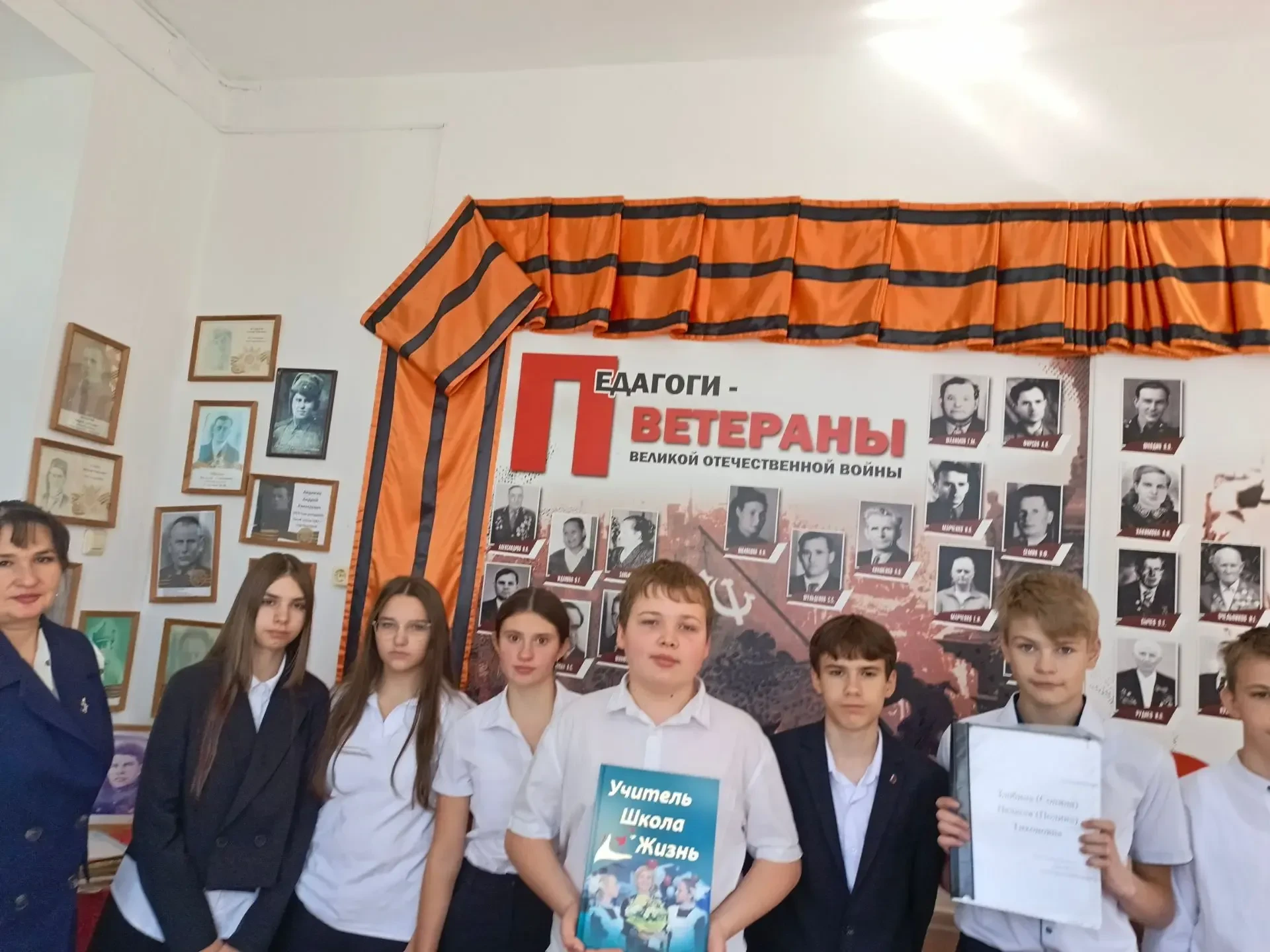 🦉Сегодня учащиеся 8 «Б» класса, посетили школьный музей. Мероприятие было посвящено Дн...