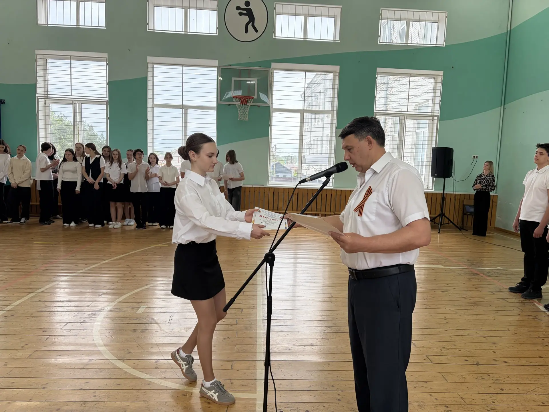 🌎🤲🏻🕊️Доброе утро, наша большая школьная семья!  ☀️По нашей доброй традиции утро началось с общей лин
