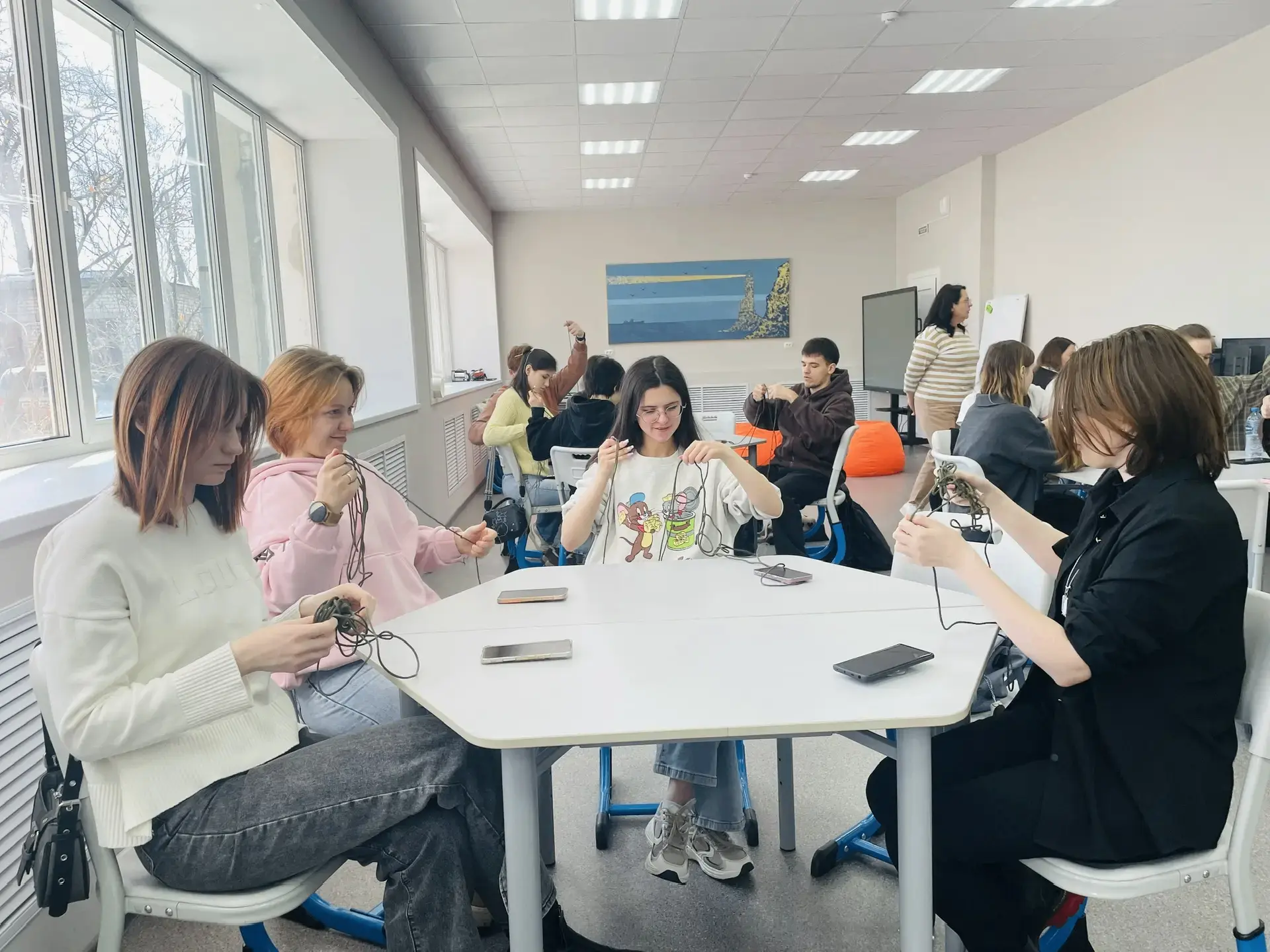 В Благовещенске сплели более 20 «браслетов выживания» для бойцов  🧵 Преподаватели и студенты педунив