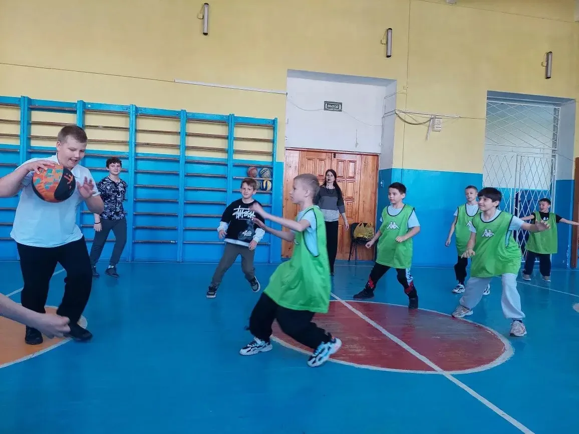 Спорт — это жизнь! 🏀  В рамках акции «Будь здоров» среди учащихся 5-х классов прошли соревнования по