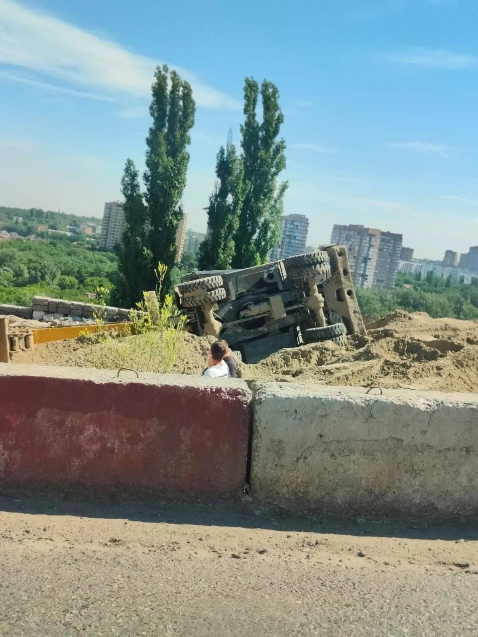 На Вавилова перевернулся погрузчик