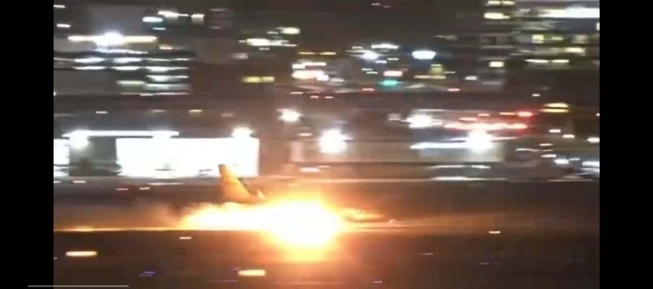 🔥 Грузовой Boeing 737 DHL загорелся при посадке в Лос-Анджелесе