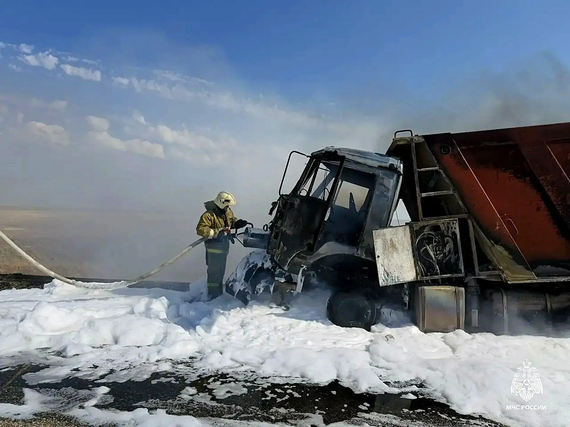 👩‍🚒👨‍🚒Сотрудники МЧС России ликвидировали возгорание автомобиля в Яшкульском районе

🔹Сегодня, 