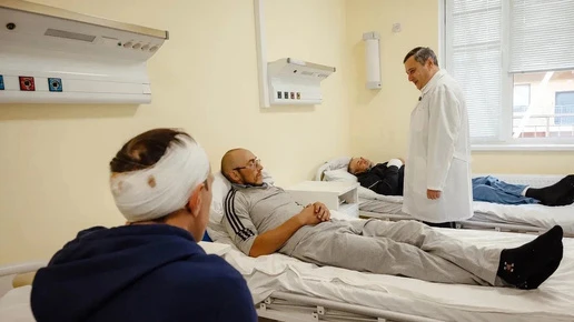 Александр Хинштейн проведал в больнице курян, пострадавших от атак ВСУ
