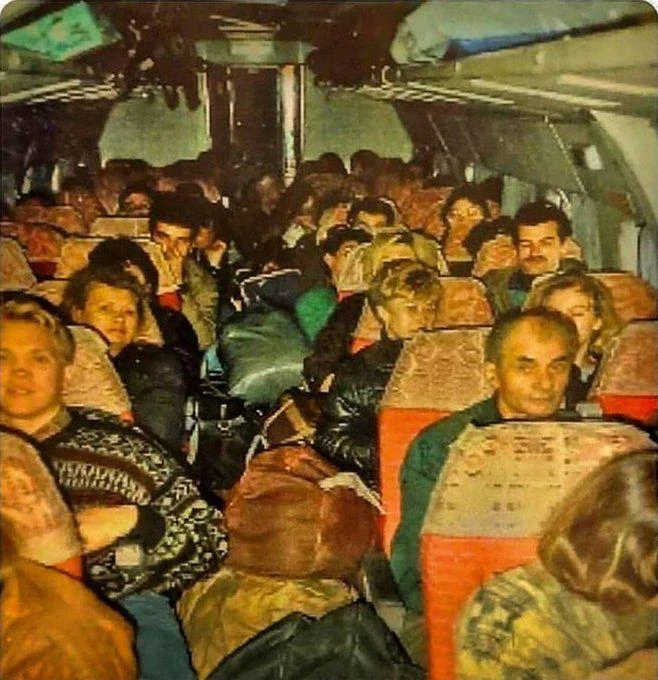 Челноки в салоне Ту–134, 1992 год.