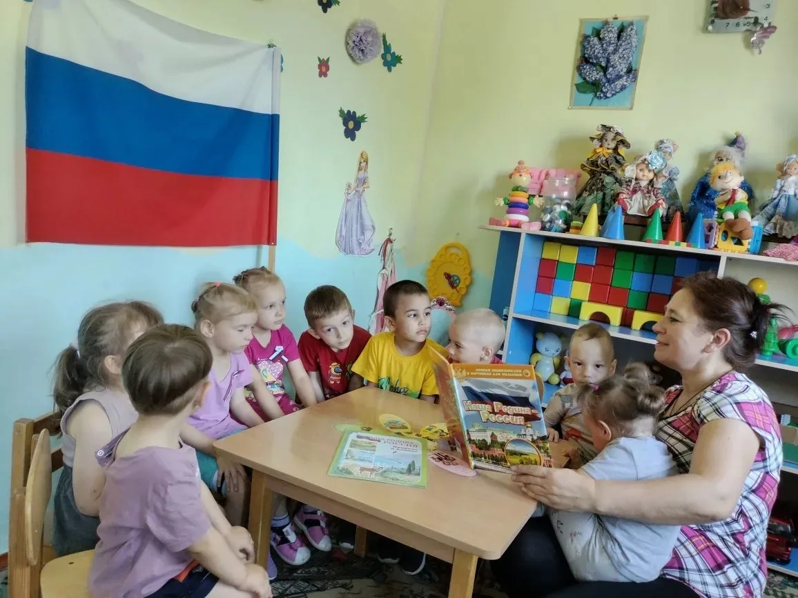 В преддверии дня России 🇷🇺 12 июня воспитатель с музыкальным руководителем провели с детьми дошкол