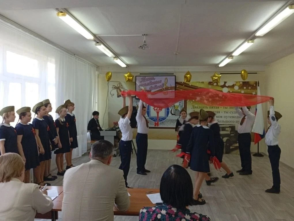 🎶🏆 Итоги школьного конкурса инсценированной военной песни «На привале» (1 корпус) 🇷🇺В нашей школе за