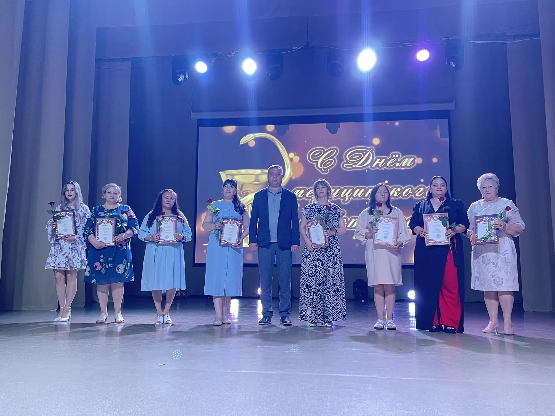 🎉 В Медногорске чествовали героев в белых халатах!

В ДК «Металлург» состоялась торжественная конце