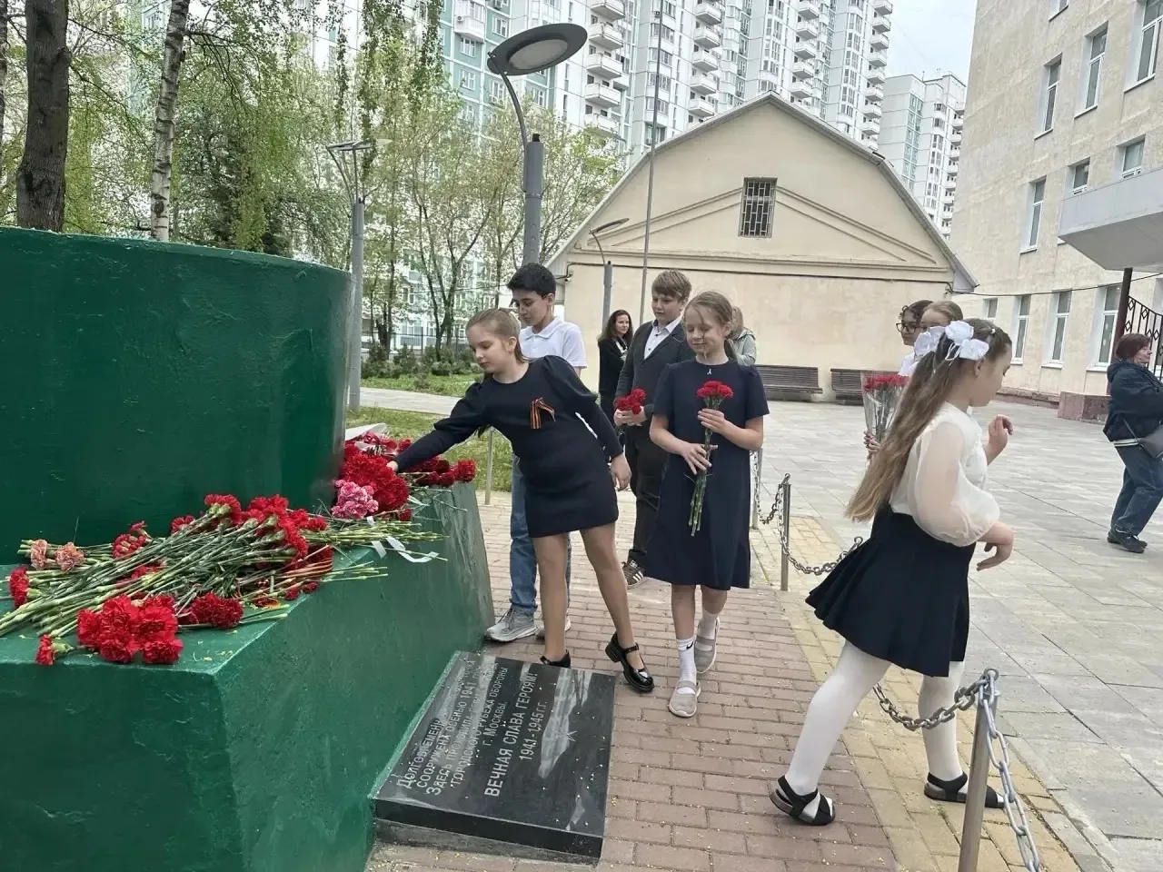 🕯️ 9 мая. День, который помнит каждое сердце.  📍Новаторов, 34к1  💫 8 мая в нашем корпусе прошли торж