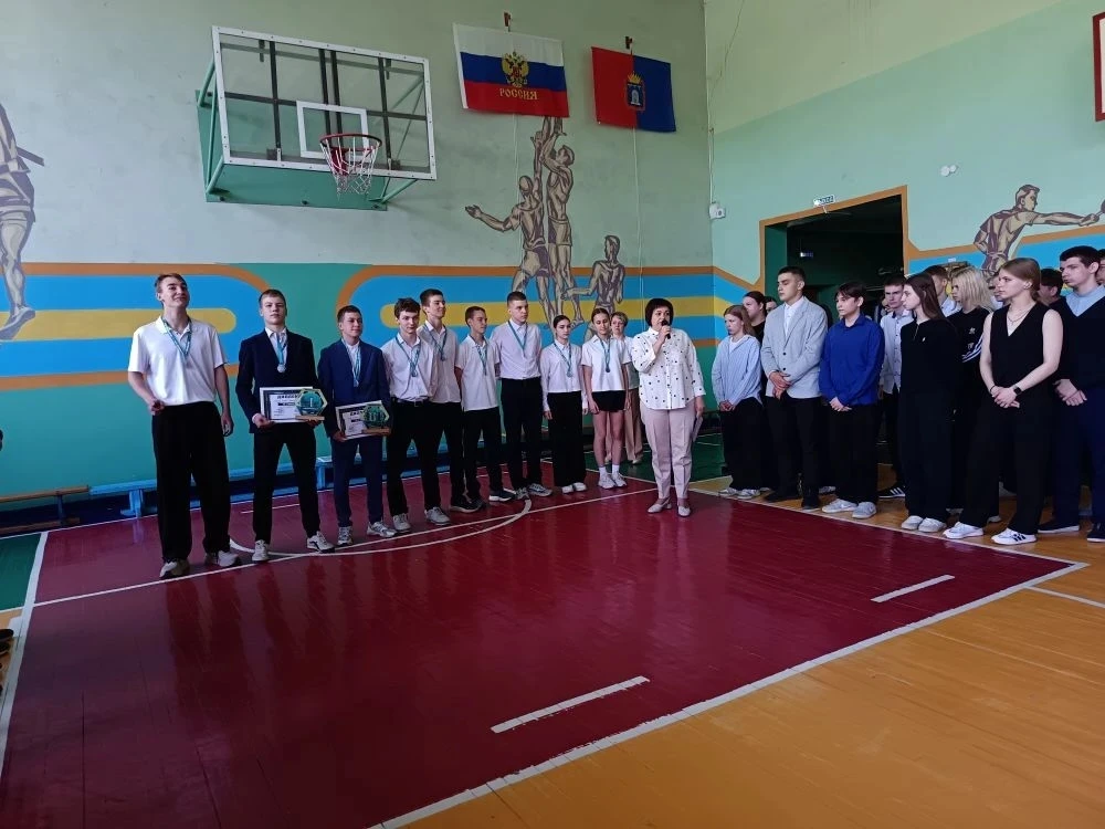 🎉 Совсем немного осталось до окончания учебного года!  Сегодня на торжественной линейке мы чествовал
