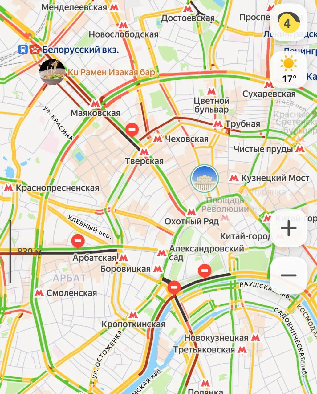 В центре временные перекрытия движения. Движения нет: