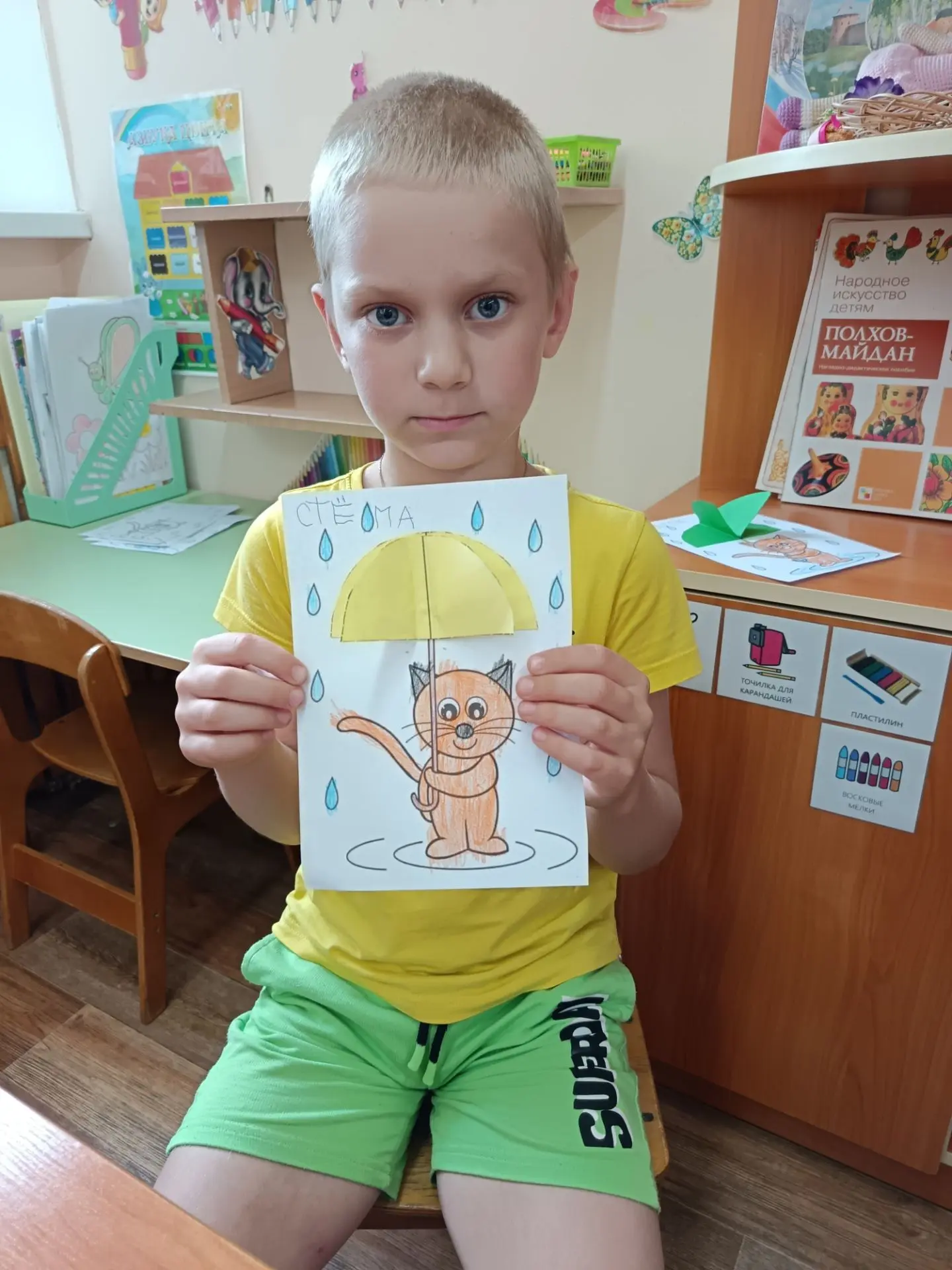 Лето в самом разгаре, но погода иногда капризничает. Мы с ребятами группы "Цветочки" решили не прята